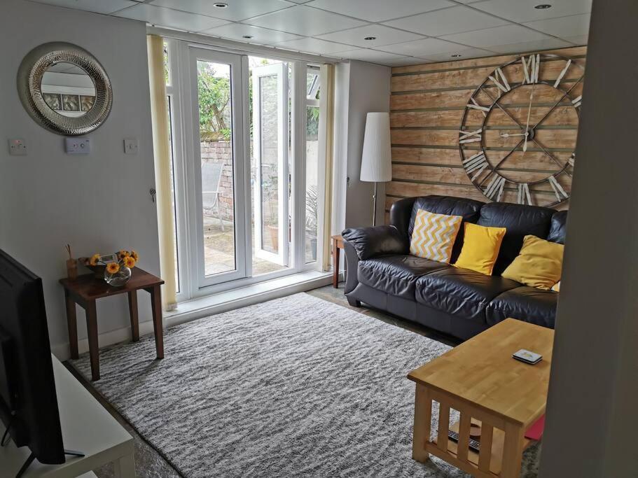 Private Garden Apartment With Secure Parking เซาท์พอร์ต ภายนอก รูปภาพ